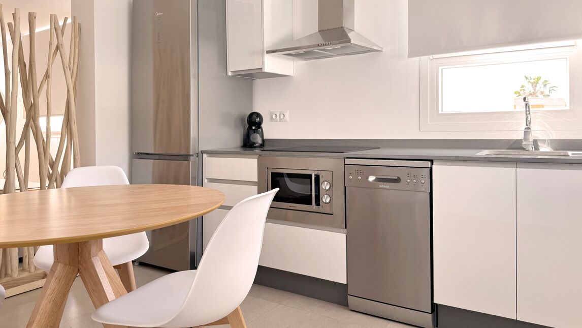 Leilighet – deluxe, bassengutsikt | Eget kjøkken | Kjøleskap, mikrobølgeovn, kokeplater og oppvaskmaskin