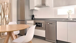 华丽公寓, 泳池景观 | 私人厨房 | 冰箱、微波炉、炉灶、洗碗机