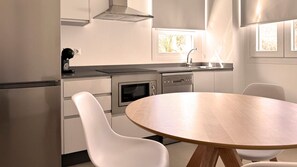 Deluxe Apartment, Pool View | Private kitchen | Fridge, microwave, stovetop, dishwasher - Apartamentos El Oasis de San José (San José)