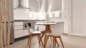 Apartamento Deluxe, vistas a la piscina | Cocina privada | Frigorífico, microondas, placa de cocina y lavavajillas