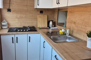 Kühlschrank, Mikrowelle, Herdplatte, Wasserkocher mit Kaffee-/Teezubehör