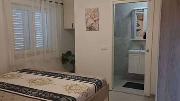 1 bedroom, iron/ironing board, WiFi (free)