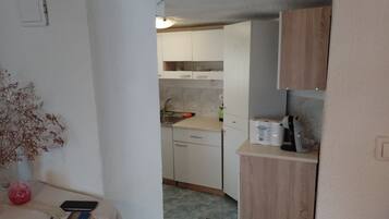 ثلاجة، ميكروويف، فرن، موقد طهي مسطح