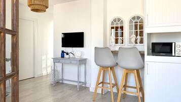 Deluxe Apartment, Sea View | Living area