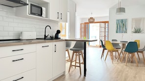 Standard Apartment, City View | Private kitchen | Full-size fridge, microwave, stovetop, dishwasher - Apartamentos Vela Blanca (San José)