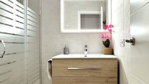 Standard Apartment, City View | Bathroom | Shower, hair dryer, towels, soap - Apartamentos Vela Blanca (San José)