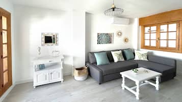 Superior Apartment, Sea View | Living area