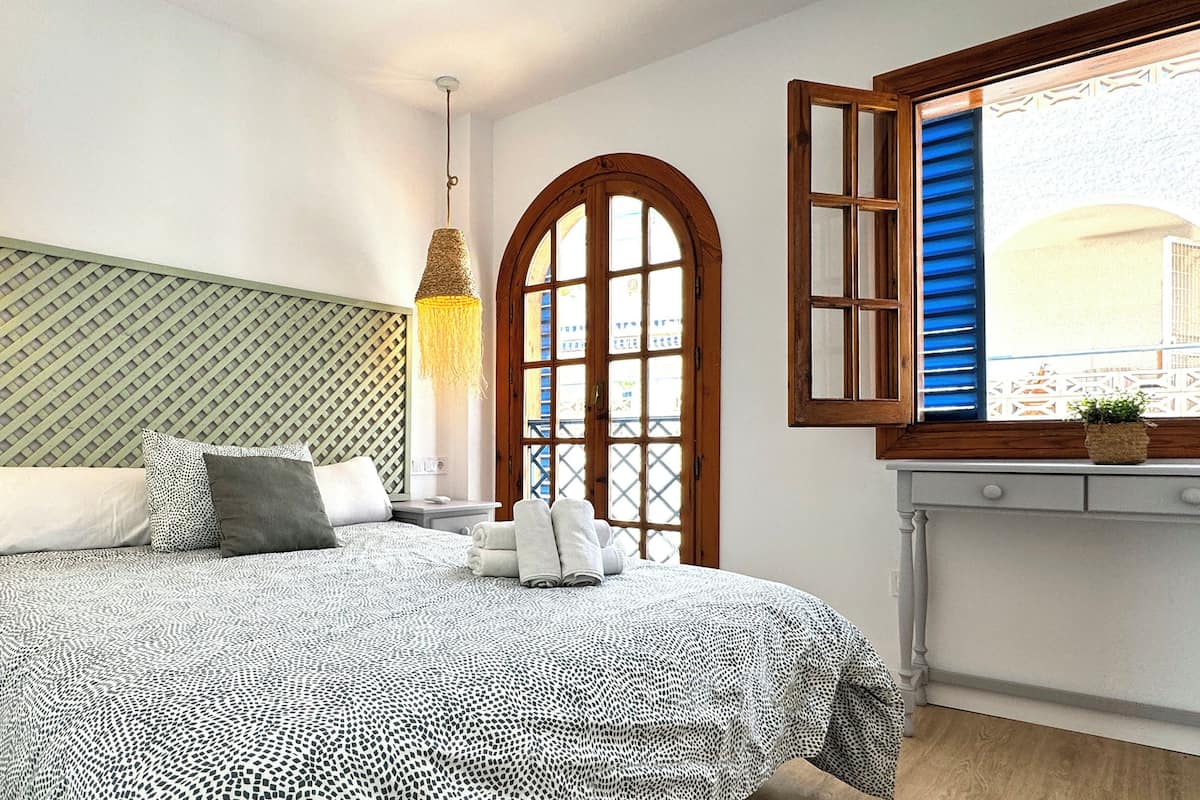Iron/ironing board, WiFi (free)