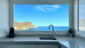 Deluxe Apartment, Sea View | Private kitchen | Fridge, microwave, oven, stovetop - Complejo Turístico Julio Visconti (San José)