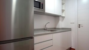 Family Apartment, Sea View | Private kitchen | Fridge, microwave, oven, stovetop - Complejo Turístico Julio Visconti (San José)