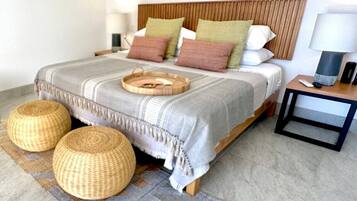 1 camera, una cassaforte in camera, una scrivania, ferro/asse da stiro