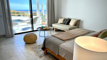 1 sovrum, vÀrdeförvaringsskÄp pÄ rummet och skrivbord