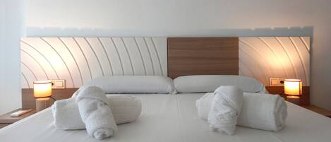 Escritorio, tabla de planchar con plancha y wifi gratis