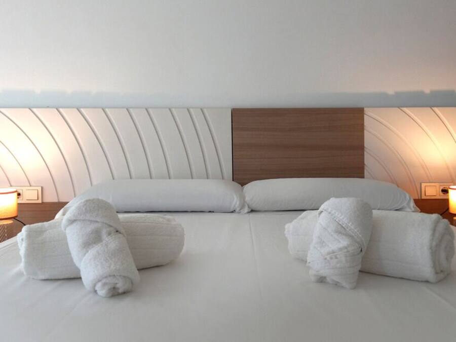 Deluxe Apartment, Sea View | Meja, seterika/papan seterika, Wi-fi percuma