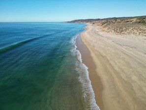 Plage à proximité, chaises longues, serviettes de plage