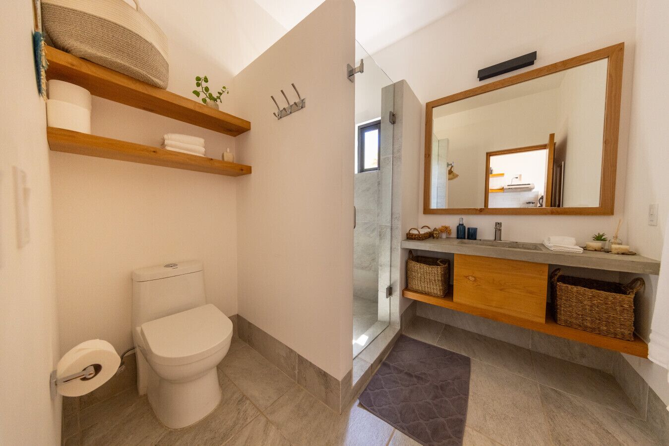Bruser, miljøvenlige toiletartikler, hårtørrer, håndklæder