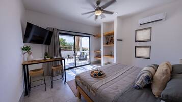 1 habitación, caja de seguridad en la habitación y escritorio