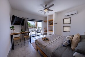 1 habitación, caja de seguridad en la habitación y escritorio 