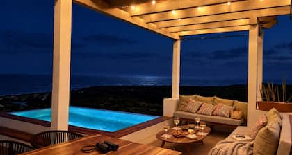 Intimate Driftwood Suite · Sea Views · 5-Minute Walk to Beach