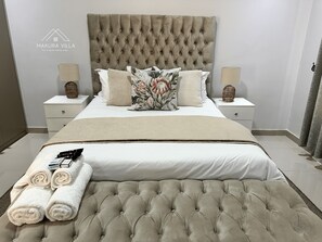 5 عدّة غرف نوم ومكواة/لوح كي وخدمة الإنترنت وملاءات أسرّة