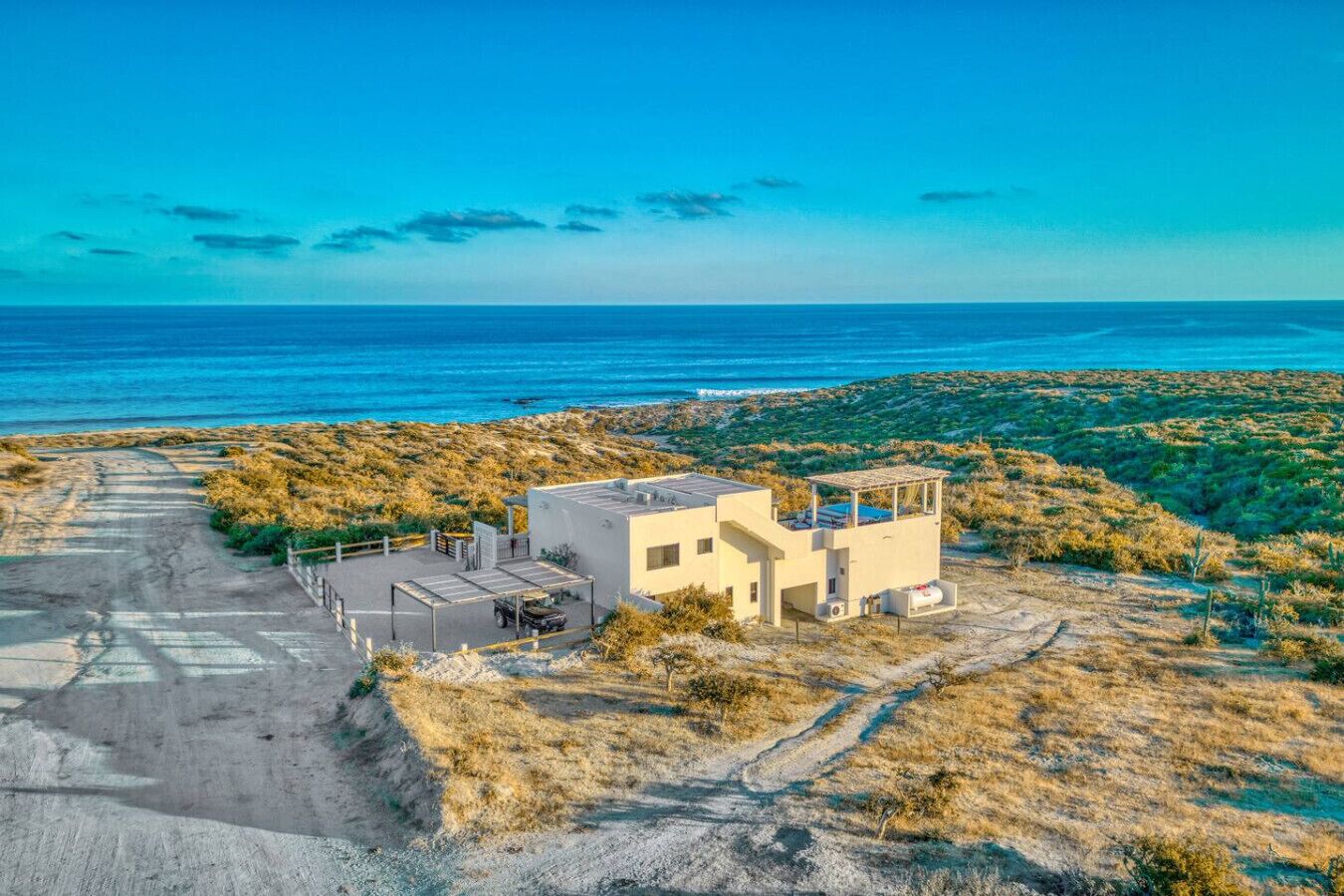 Ranta lähistöllä, aurinkotuoleja, rantapyyhkeitä