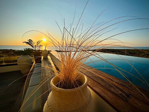 Surfers Hideaway · Private Garden Retreat · Walk to Beach · Pool & Jacuzzi