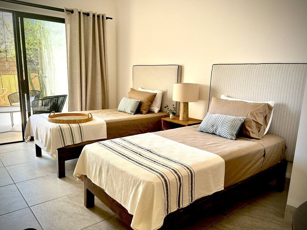 1 makuuhuone, tallelokero huoneessa, työpöytä, silitysrauta/-lauta