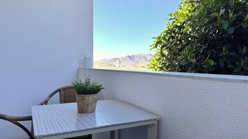 Habitación cuádruple con terraza | Escritorio, espacio para trabajar con un portátil, wifi gratis