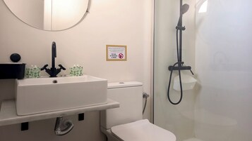 Habitación estándar con 1 cama doble o 2 individuales | Baño | Ducha, secador de pelo, toallas y jabón