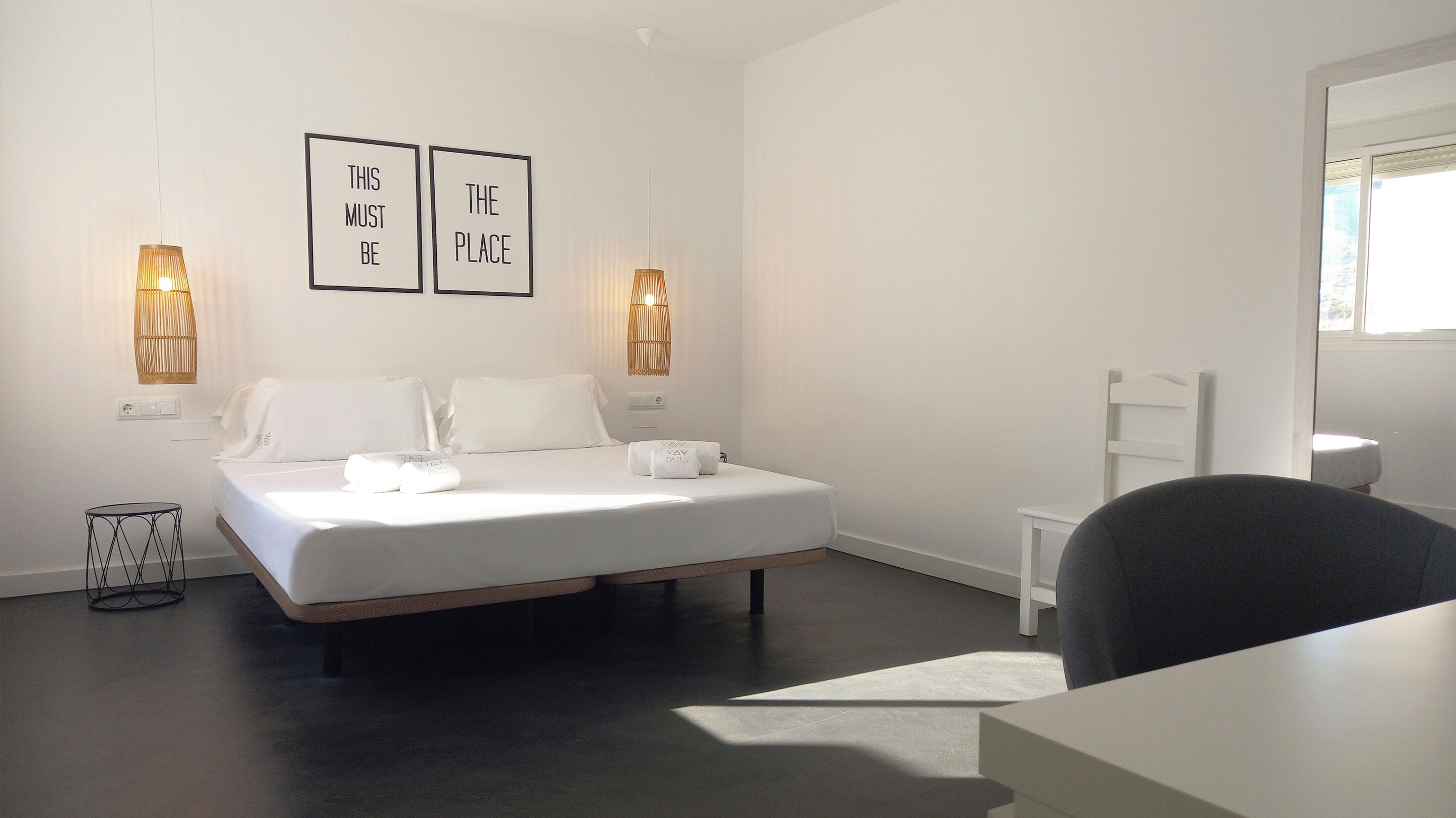 Phòng đôi Deluxe | Bàn, khu vực làm việc phù hợp cho laptop 