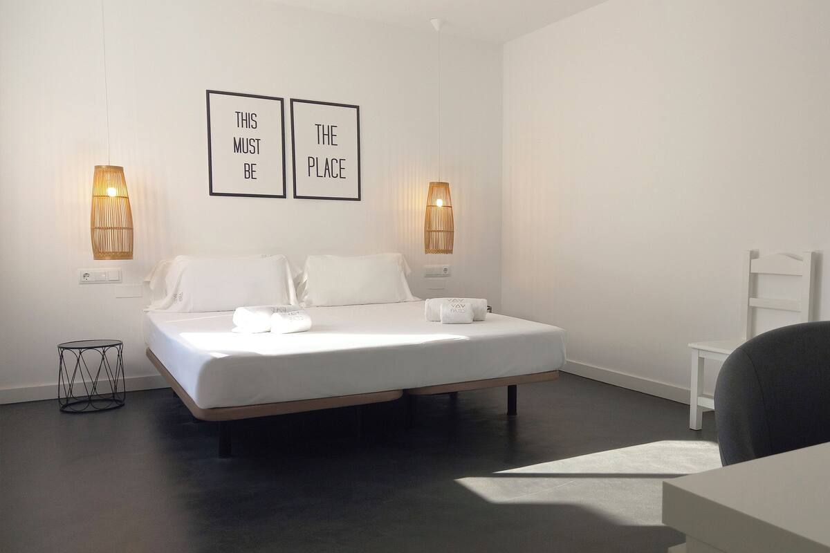 مكتب ومساحة عمل للكمبيوتر المحمول وواي فاي مجانًا