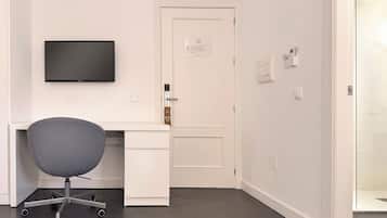 Deluxe Double Room | Desk, laptop workspace, free WiFi