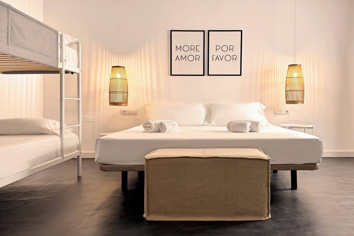 مكتب ومساحة عمل للكمبيوتر المحمول وواي فاي مجانًا