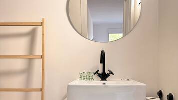 Chuveiro, secador de cabelo (mediante solicitação), toalhas de banho