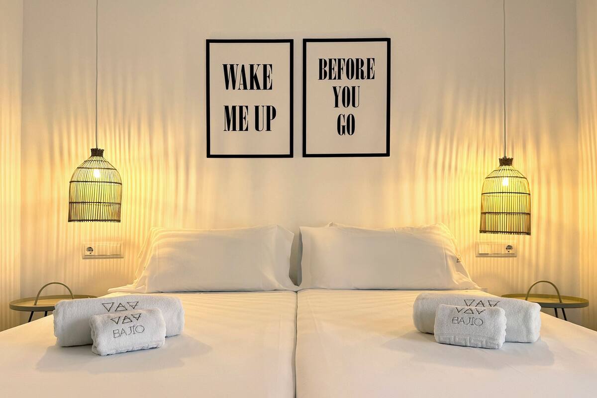 مكتب ومساحة عمل للكمبيوتر المحمول وواي فاي مجانًا