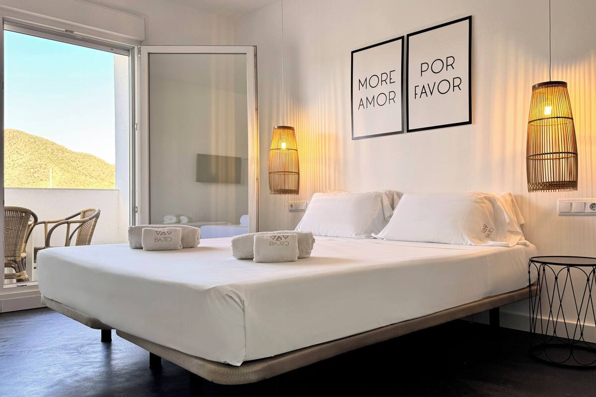 Habitación cuádruple con terraza | Bàn, khu vực làm việc phù hợp cho laptop 