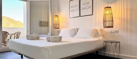 Habitación cuádruple con terraza | Skrivebord, skrivebord for bærbar PC og wi-fi (inkludert)