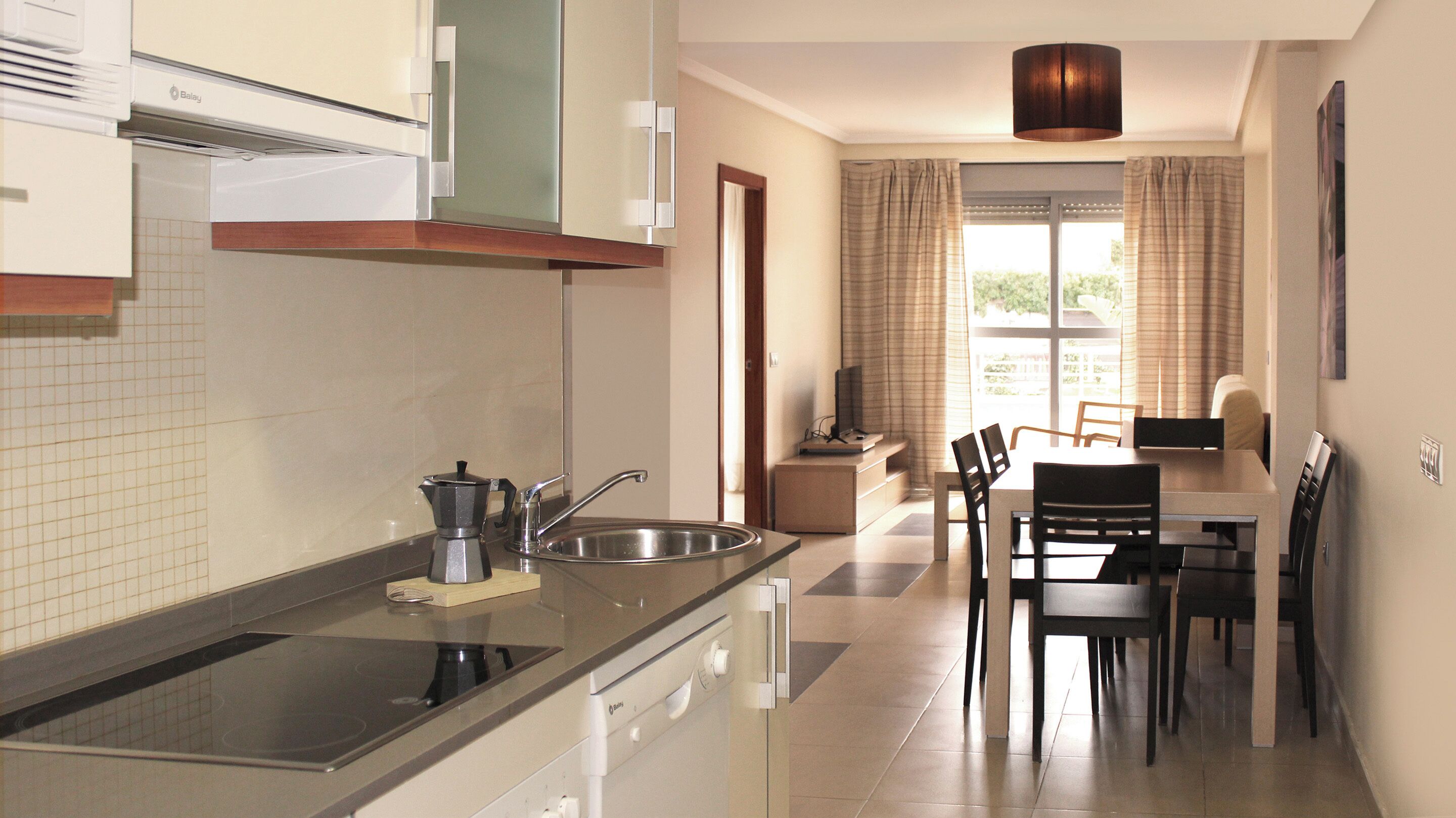 Een koelkast, een microgolfoven, een kookplaat, een vaatwasser