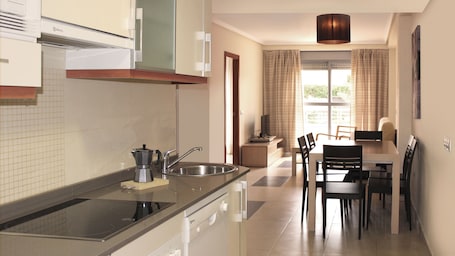 Refrigerador, microondas, placa de cocina, lavavajillas. Marina Rey