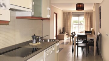 Frigorífico, microondas, placa de cocina y lavavajillas