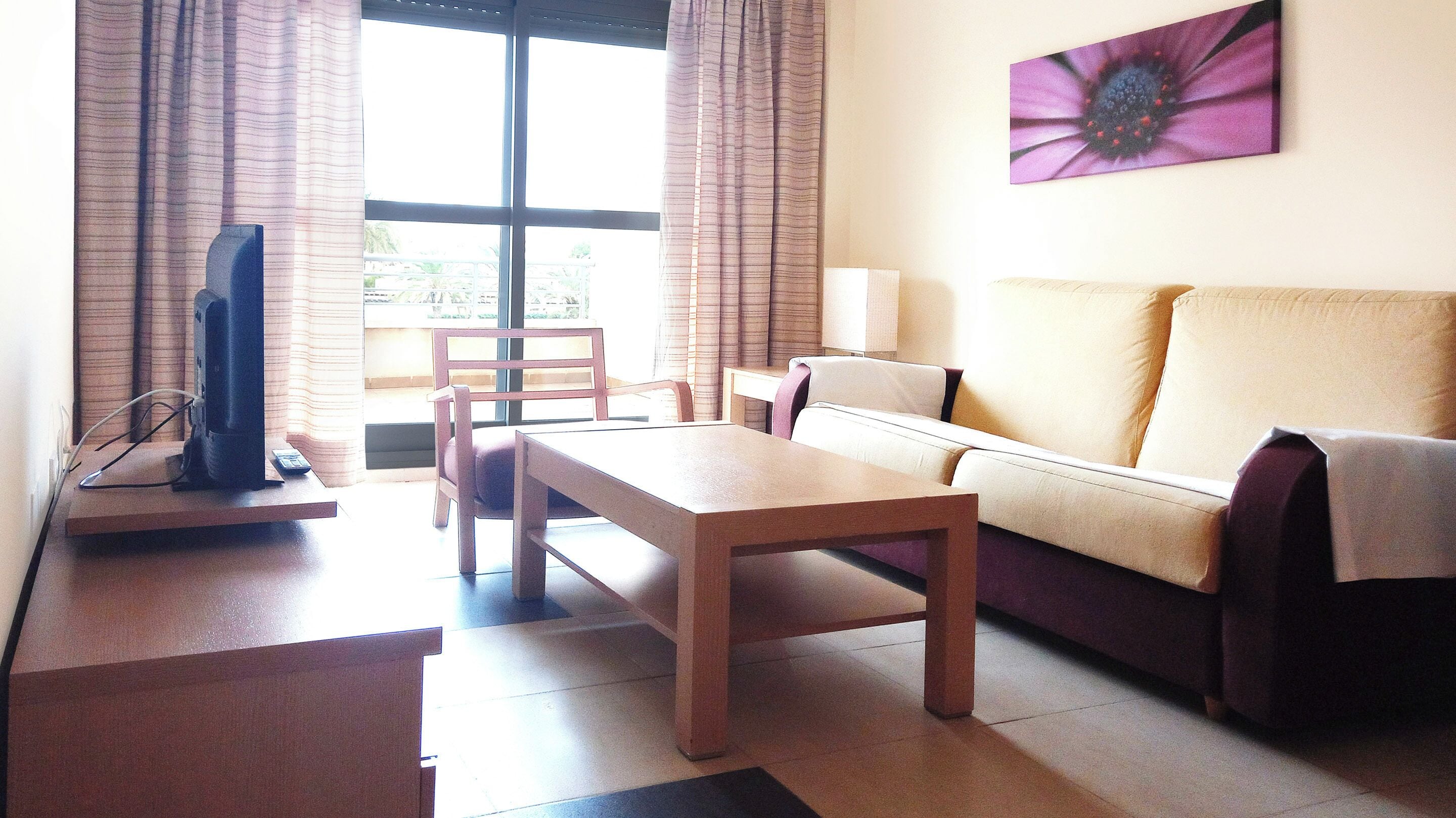 Apartament, 2 dormitoris, balcó, vistes a la piscina | Sala d'estar | Televisor intel·ligent de 32 polzades amb canals digitals 