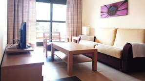 Apartment, 2 Schlafzimmer, Balkon, Poolblick | Wohnbereich | 32-Zoll-Smart-TV mit Digitalempfang