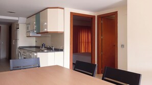 Apartment, 3 Bedrooms, Balcony, Pool View | Ruang tamu | 32 inci sebuah televisyen pintar dengan digital 