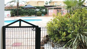 إستديو - بمنظر للمسبح | شرفة/رواق