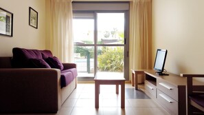 Estudio, vistas a la piscina | Zona de estar | Smart TV de 32 pulgadas con canales digitales