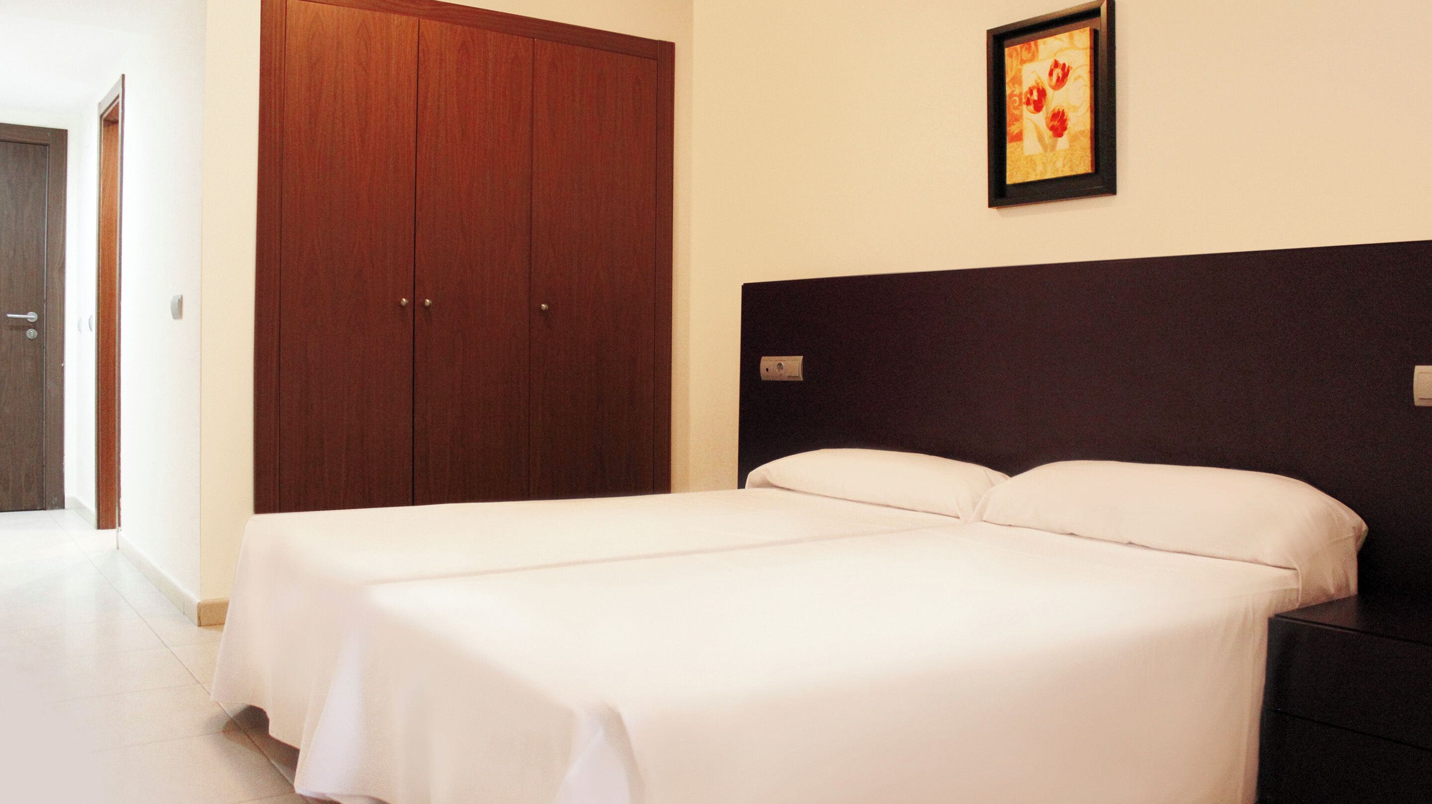 Silitysrauta/-lauta, vauvan matkasänky, ilmainen Wi-Fi, vuodevaatteet