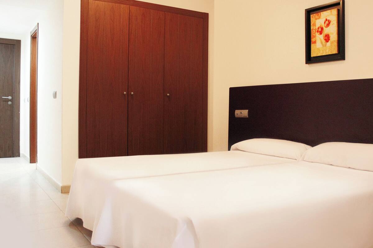 Tabla de planchar con plancha, cuna de viaje, wifi gratis y ropa de cama