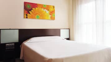 Tabla de planchar con plancha, cuna de viaje, wifi gratis y ropa de cama