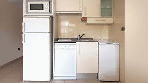 Kühlschrank, Mikrowelle, Herdplatte, Geschirrspüler