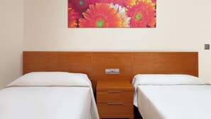 Tabla de planchar con plancha, cuna de viaje, wifi gratis y ropa de cama